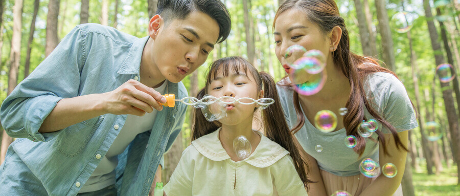 摄图网_500917534_wx_一家人在森林公园吹泡泡（非企业商用）.jpg